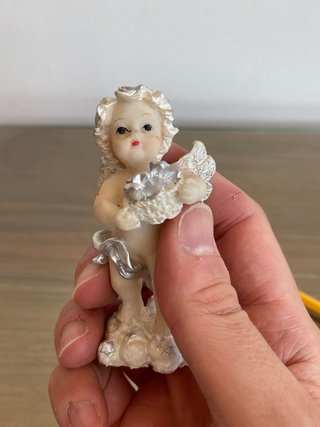 Pequeña figura ángel con flores plata