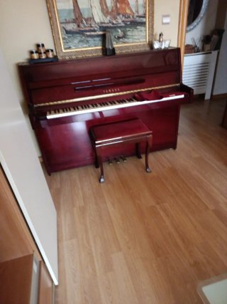 Piano Yamaha y Silla de Lujo