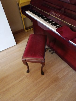 Piano Yamaha y Silla de Lujo