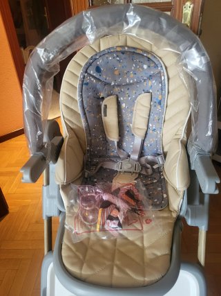 Trona Kinderkraft Lastree 2 en 1 con arco de juego