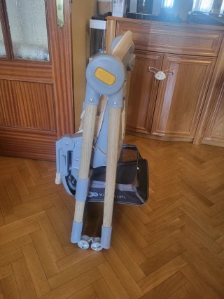 Trona Kinderkraft Lastree 2 en 1 con arco de juego