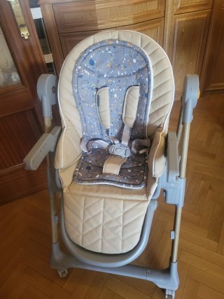 Trona Kinderkraft Lastree 2 en 1 con arco de juego