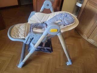 Trona Kinderkraft Lastree 2 en 1 con arco de juego