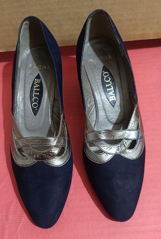 Zapatos de tacón Ballco azul y dorado. Talla: 37