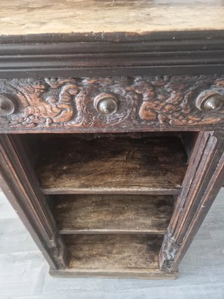 Mueble antiguo tallado para restaurar