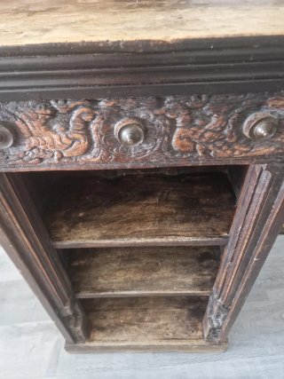 Mueble antiguo tallado para restaurar