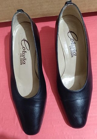 Zapatos de salón negros. Talla 37