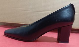 Zapatos de salón negros. Talla 37