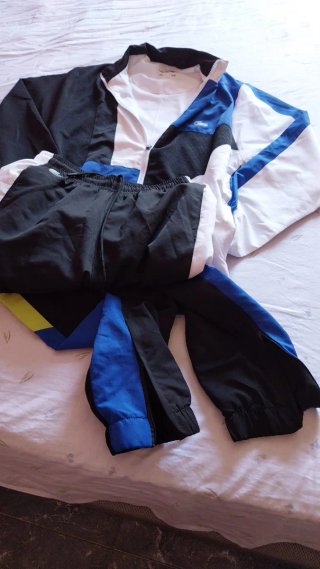 Conjunto deportivo Lacoste negro y azul