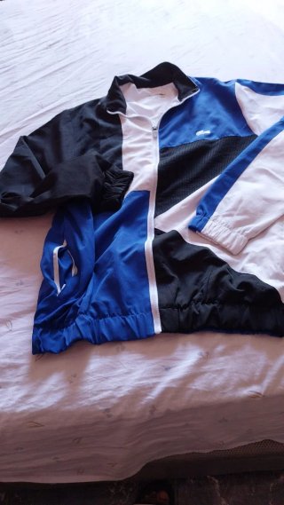 Conjunto deportivo Lacoste negro y azul