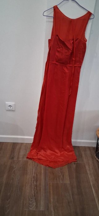 Vestido rosa SHEIN con plumas y perlas