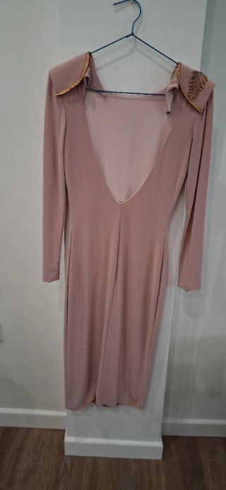 Vestido rosa SHEIN con plumas y perlas