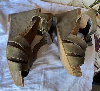 Sandalias cuña mujer de ante verde oliva