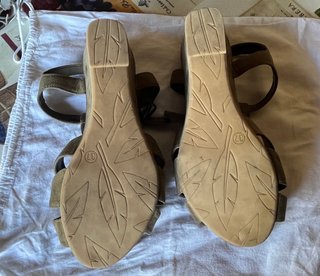 Sandalias cuña mujer de ante verde oliva