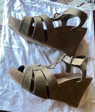 Sandalias cuña mujer de ante verde oliva