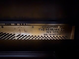 Piano vertical madera oscura.