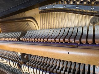 Piano vertical madera oscura.