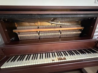 Piano vertical madera oscura.