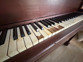 Piano vertical madera oscura.