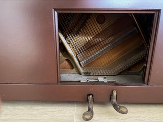 Piano vertical madera oscura.