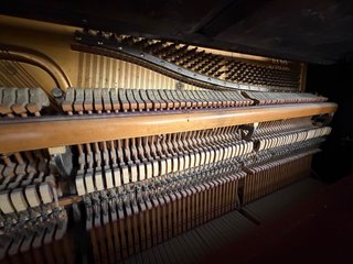 Piano vertical madera oscura.