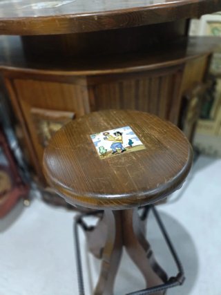 Vitrina de madera con puertas y estantes de crista