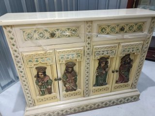 Vitrina de madera con puertas y estantes de crista