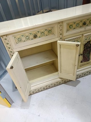 Vitrina de madera con puertas y estantes de crista