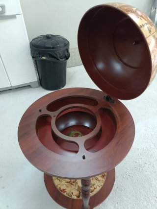 Vitrina de madera con puertas y estantes de crista