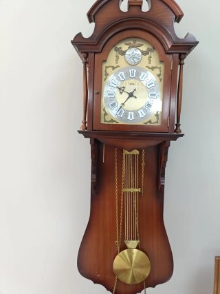 Vitrina de madera con puertas y estantes de crista