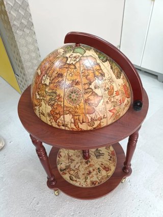 Vitrina de madera con puertas y estantes de crista