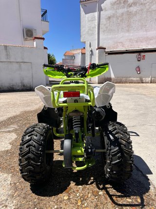 Quad infantil blanco y verde , marca polaris