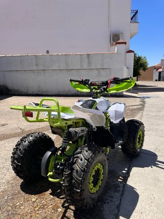 Quad infantil blanco y verde , marca polaris