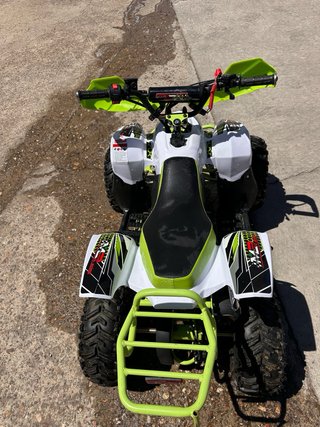 Quad infantil blanco y verde , marca polaris