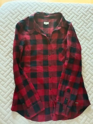 Camisa cuadros roja y negra manga larga.