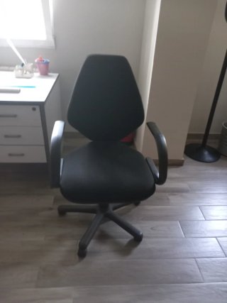 Silla de oficina ergonómica negra