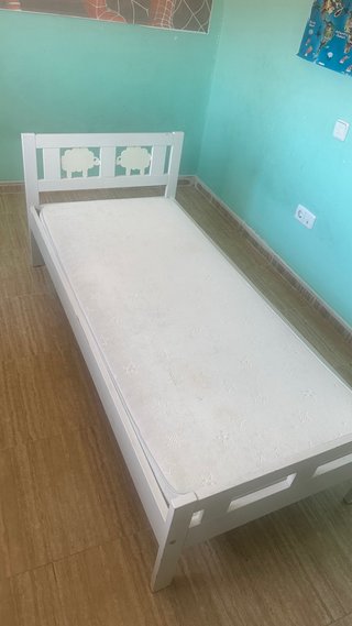 Cama infantil blanca con ovejas