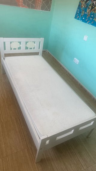 Cama infantil blanca con ovejas