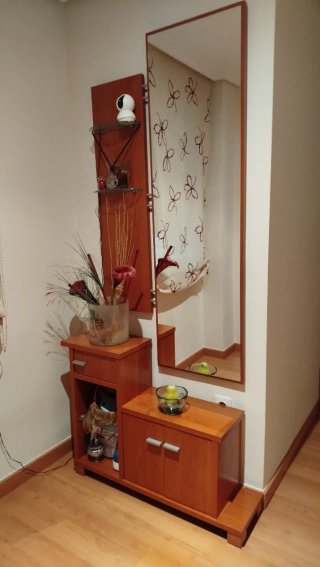 Recibidor de madera y cristal