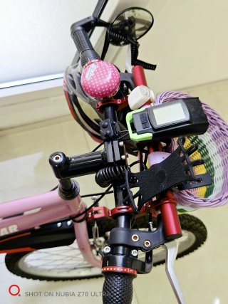 Bicicleta rosa con cesta y casco
