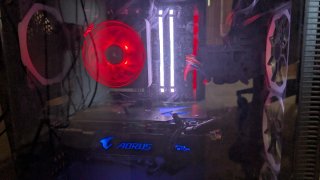 PC Gaming AORUS con luces LED