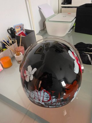 Casco de moto negro con flores