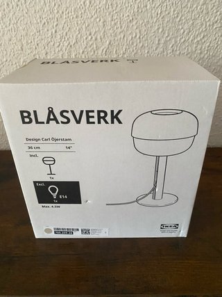 Lámpara de mesa beige moderna.