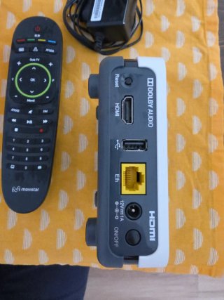 Movistar UHD TV con mando y cargador