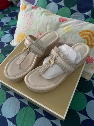 Sandalias Michael Kors Beige y Doradas