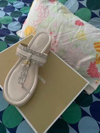 Sandalias Michael Kors Beige y Doradas