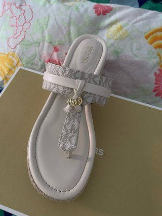 Sandalias Michael Kors Beige y Doradas