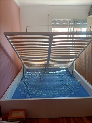 Cama matrimonial doble plaza color blanco.