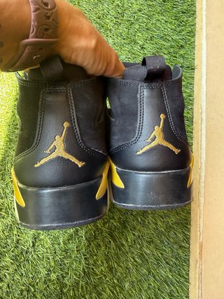 Jordan 6 Retro Negro y Dorado