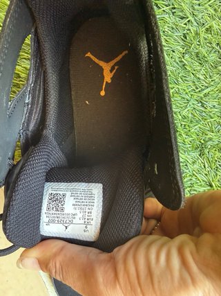 Jordan 6 Retro Negro y Dorado